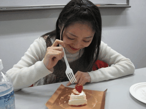 ケーキを食べる金田さん.gif