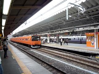 オレンジ色の憎い電車.JPG