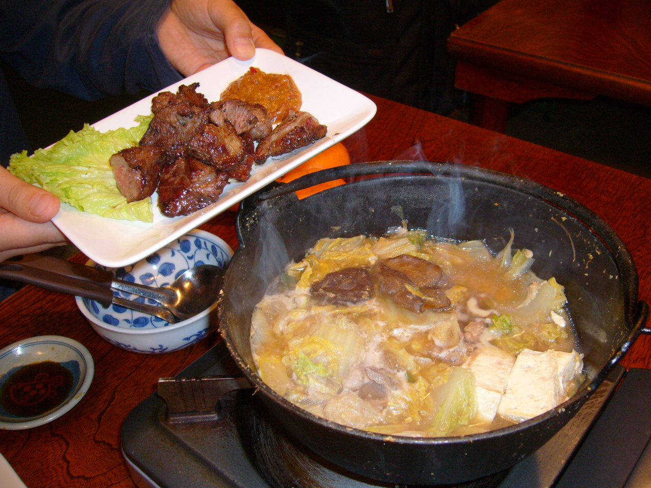 野生の猪肉を鍋と焼きで.JPG