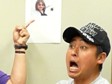 壁に貼られたガン・レノンの顔写真とガンちゃん