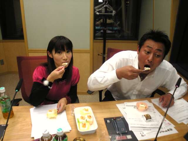 お菓子を食べるガンちゃんと田原さん.jpg