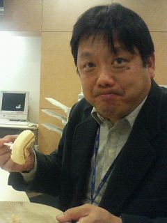 タワーロールを食べる菅野さん.jpg